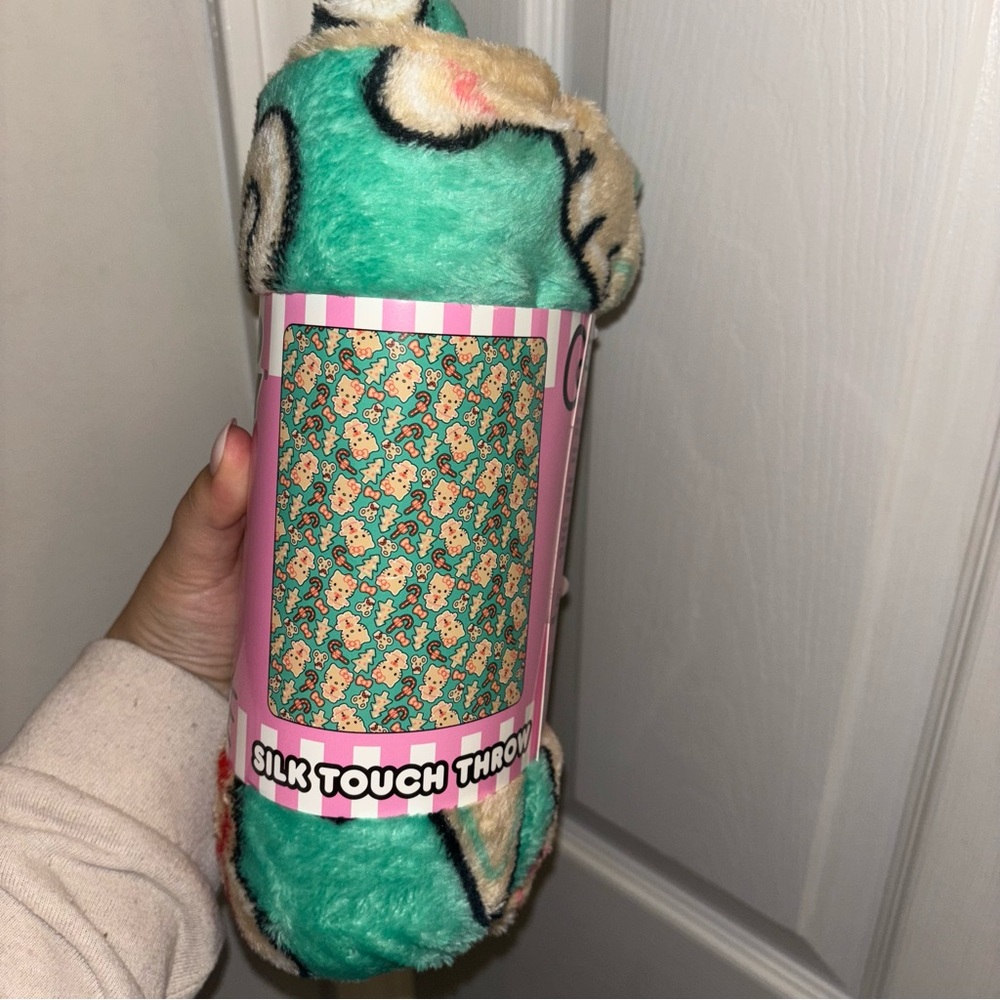 Hello Kitty Christmas Gingerbread Plush Throw - Picture 4 of 6